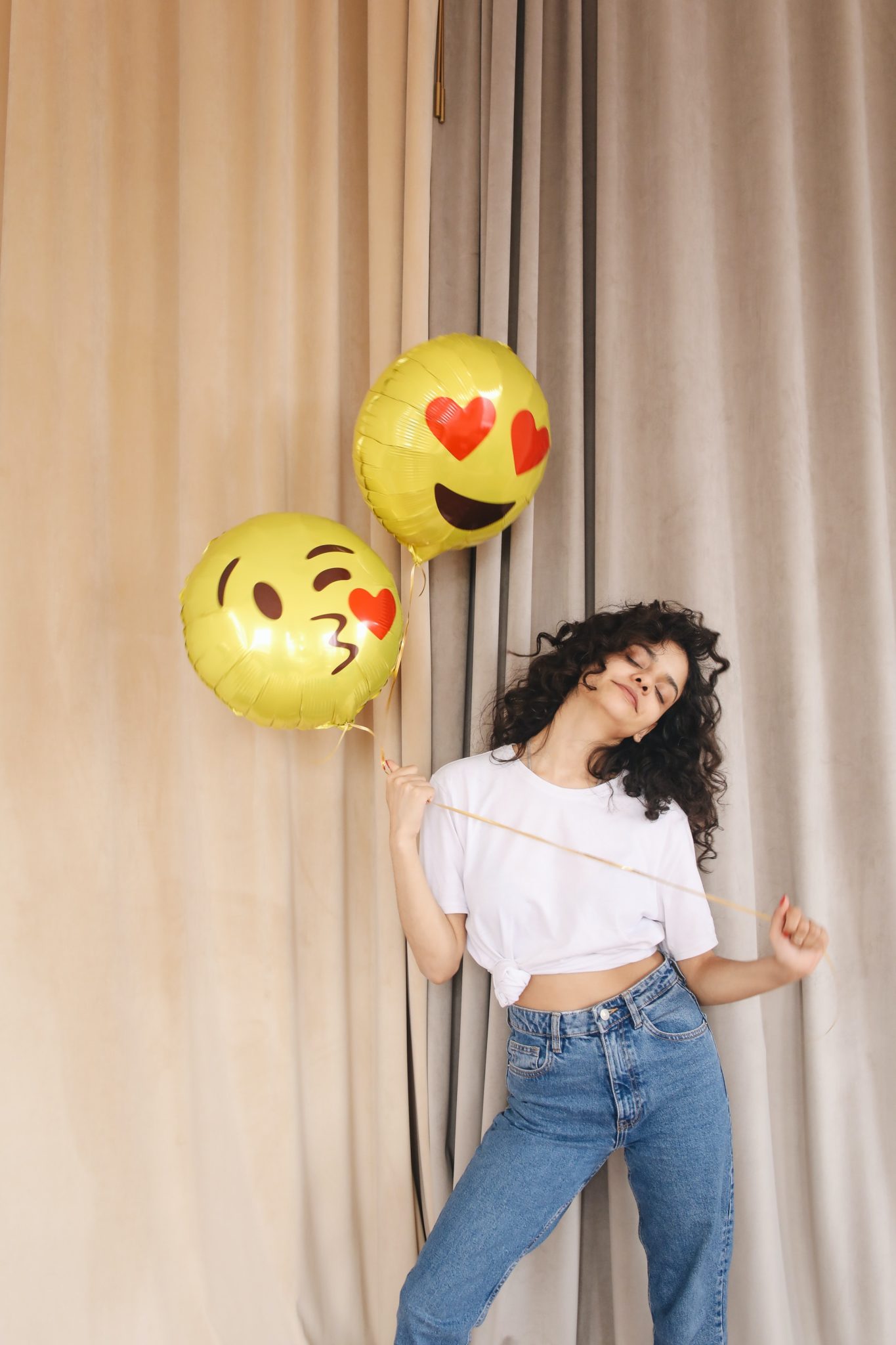 Frau mit Emoji Luftballon